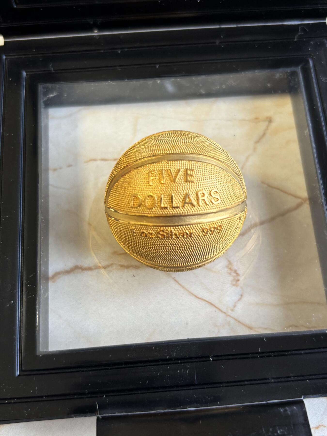 第186期拍卖 萨摩亚2020年篮球1盎司镀金3D立体球形纪念银币，有氧化，1盎司，镀24K金，发行2020枚