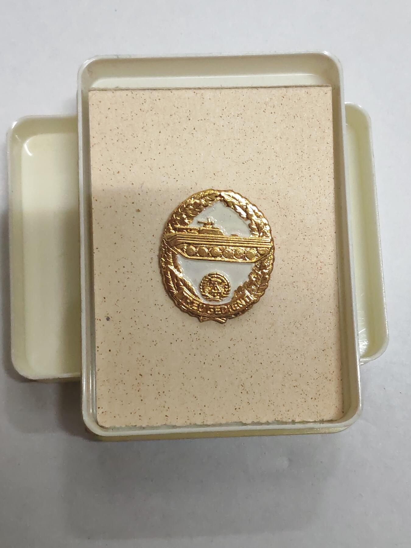 韵星假日拍卖第三十二期 -- Rimey Holidays Auction 32 民主德国优秀装甲兵驾驶员证章