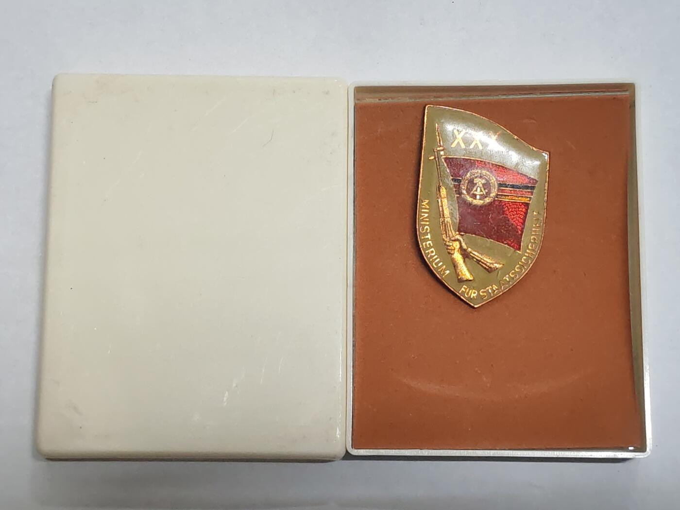 韵星假日拍卖第三十二期 -- Rimey Holidays Auction 32 民主德国史塔西三十周年证章章带盒 无损 好品