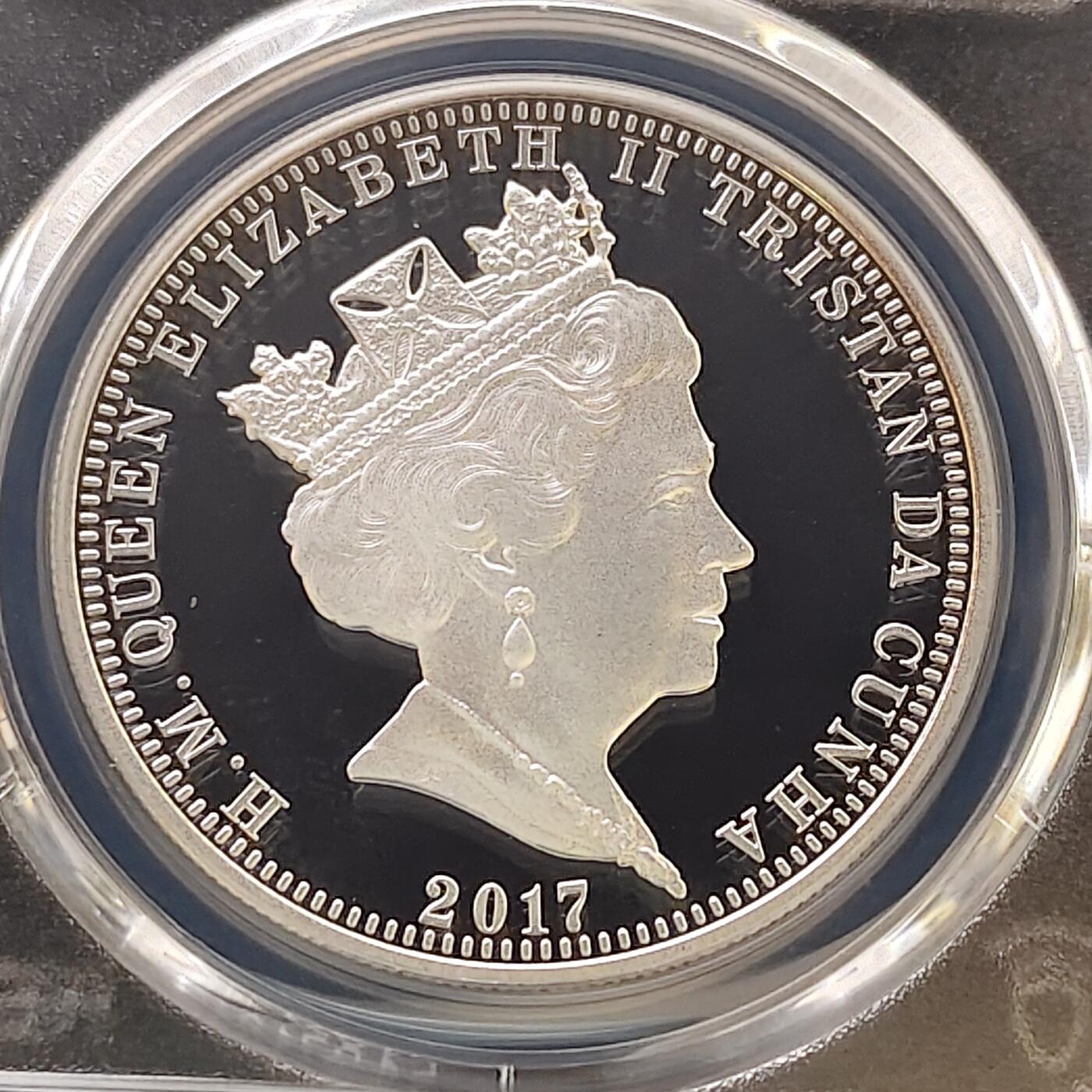 【全场包邮】纯粹捡漏拍487场（免费代拍第24场） 【收藏级·冠军分·稀少】英属特里斯坦和达库尼亚2017年女王白金婚精制镀银克朗型纪念币-量2017-PCGS PL69