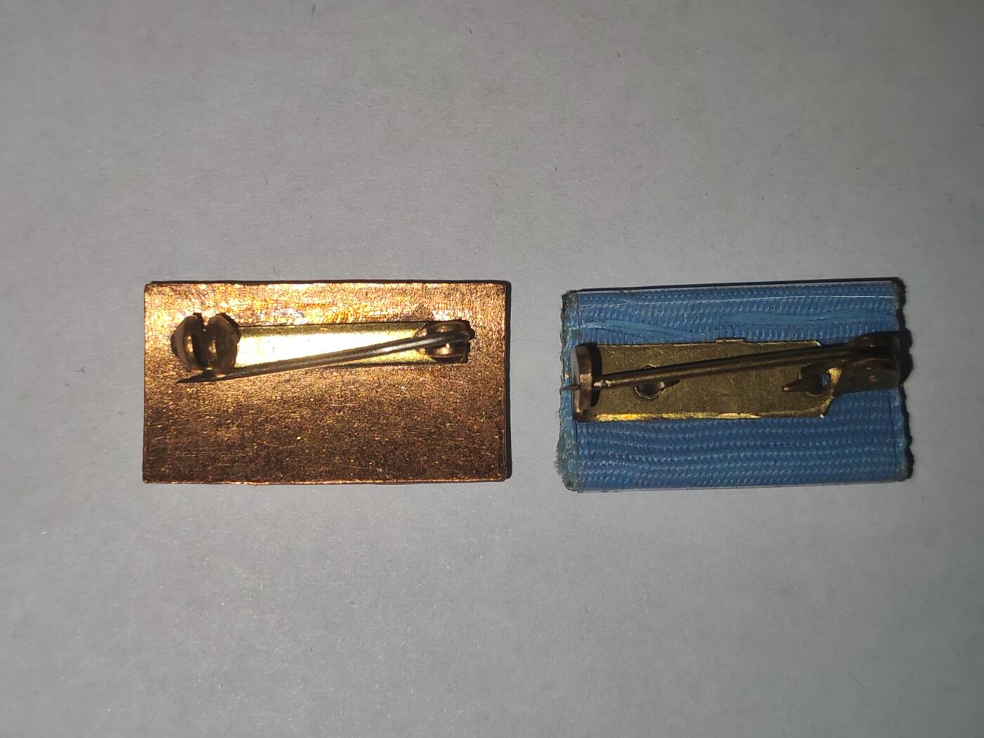 韵星假日拍卖第三十二期 -- Rimey Holidays Auction 32 民主德国极早期铜级邮政忠诚服务奖章略与金级略一组