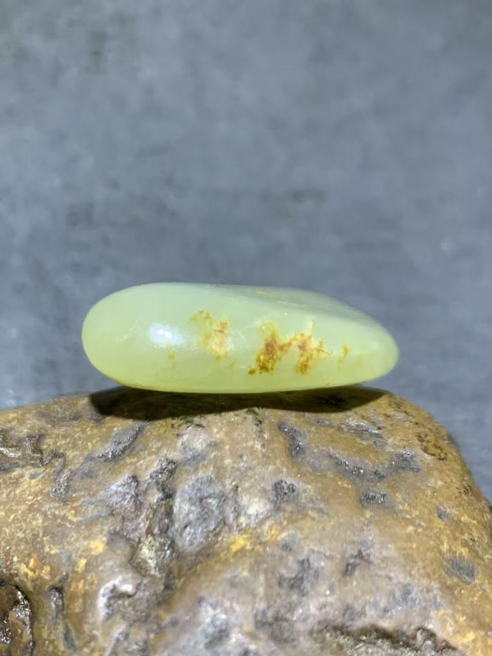 精美和田玉青白玉小独籽原石一颗