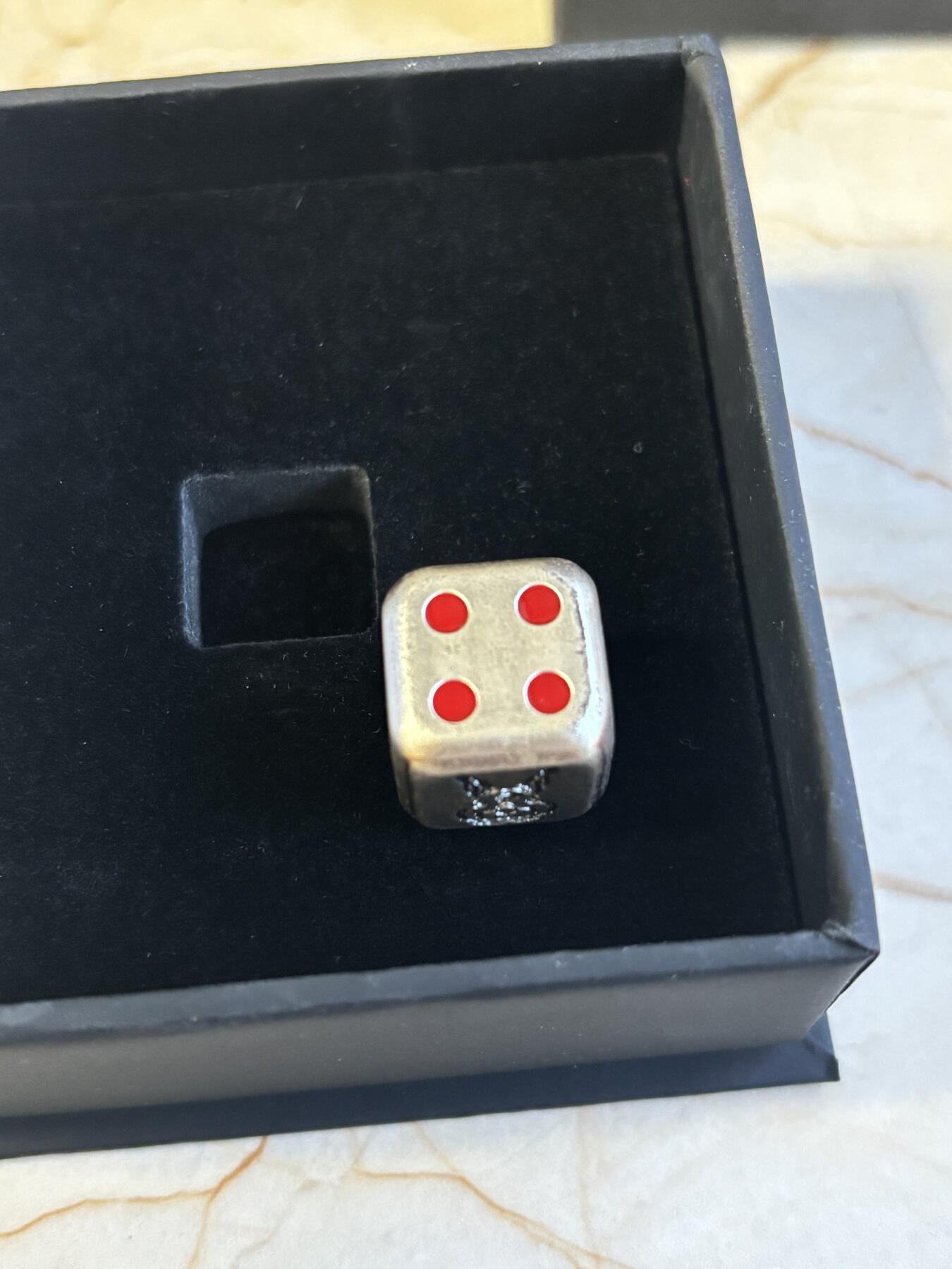 第186期拍卖 斐济2023年兔年骰子1盎司异形纪念银币，999银，发行888枚,有氧化，