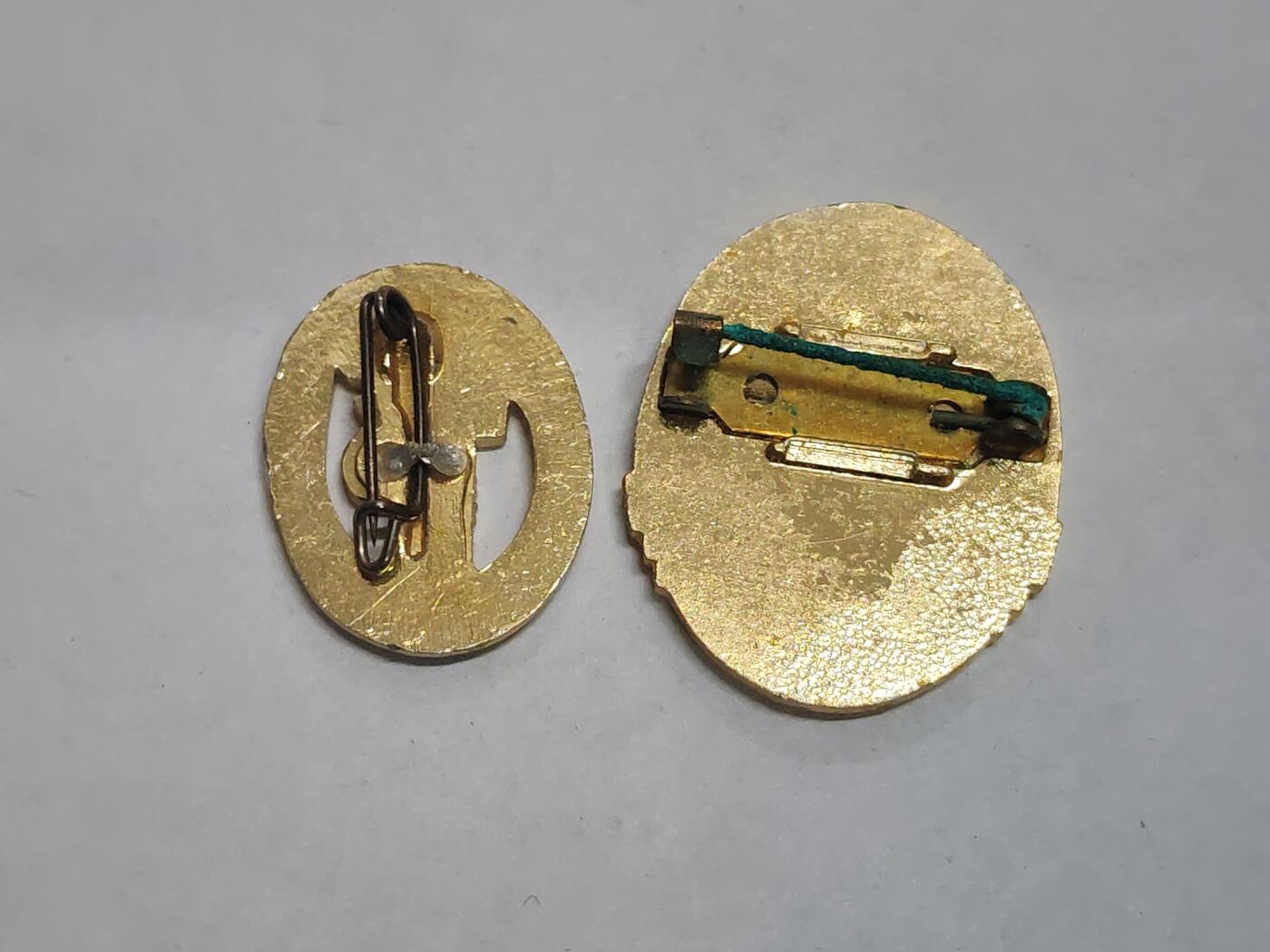 韵星假日拍卖第三十二期 -- Rimey Holidays Auction 32 民主德国体育技能证章与台尔曼青年团证章一组