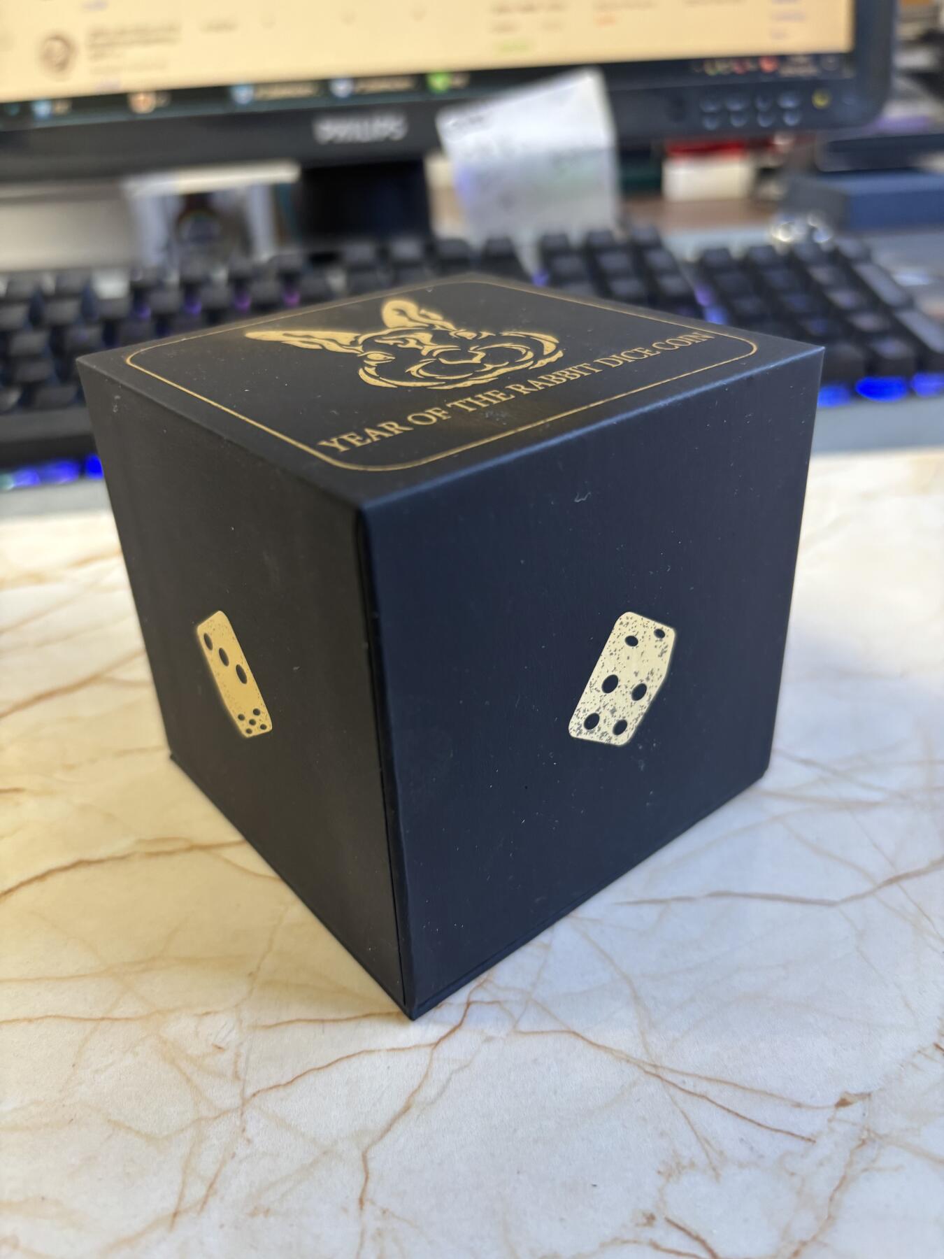 第186期拍卖 斐济2023年兔年骰子1盎司异形纪念银币，999银，发行888枚,有氧化，