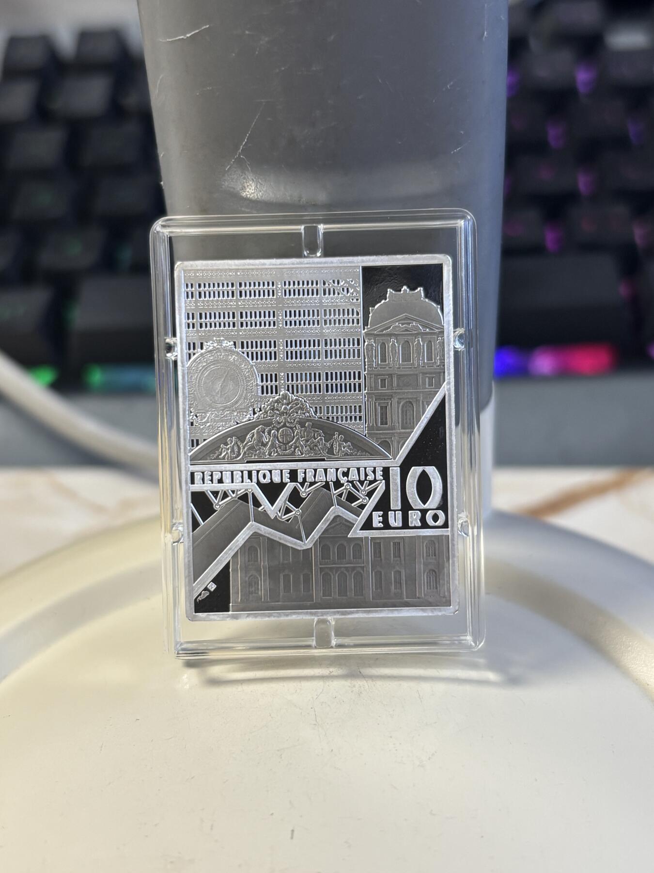 第186期拍卖 法国2023年卢浮宫杰作安托瓦内特王后与玫瑰彩银币，999银，22.2克，发行3000枚