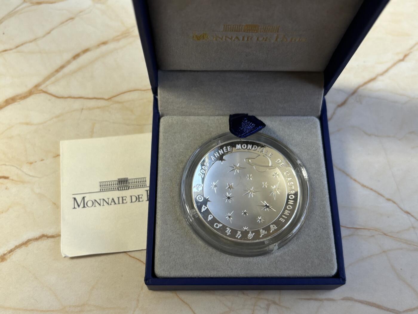 第186期拍卖 法国2009年国际天文年登月40周年凹凸异形纪念银币，900银，22.2克，币有氧化，发行10000枚，