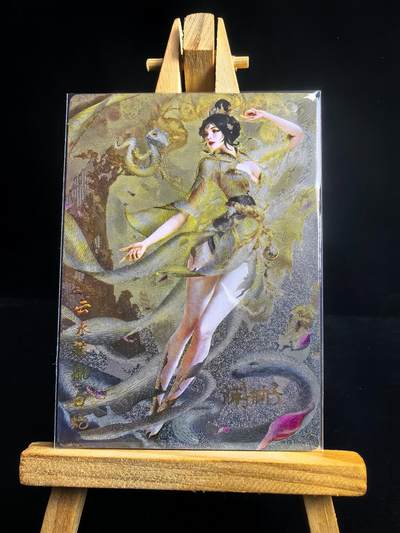 无佣金 不寄存 不收拍 链接少  主攻奇点（有大佬赞助）需要多宫大佬请私聊 部分卡牌设有底价（不想玩的那么累，即使有底价也会比市场价便宜的多，懂的自然懂） 拒绝小号抬价 大家放心拍 所有拍品部分套有卡膜 部分卡牌多宫 自制卡牌 不包厂瑕 放大镜 品控 勿拍 流拍商品会循环 感谢大家支持 留个关注 不定时上新 谢谢 - 奇点卡牌 亲签限编 澜柚子 灵魅仙踪 冷烫白蛇尾编亲签10/10 有出厂瑕疵 建议勿拍 在第三张图片