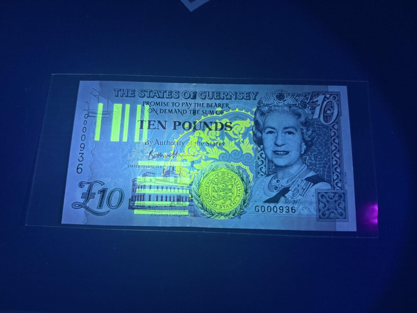 【炜奕收藏】，第五十三期 2015年根西岛10镑，UNC品相，号码无47百位号