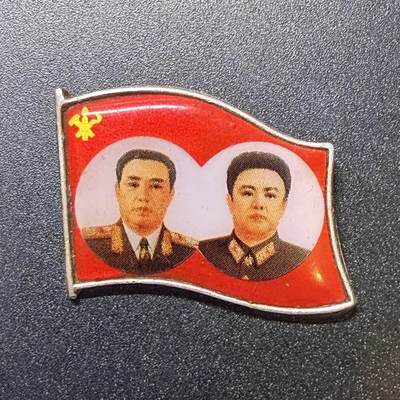  金日成金正日军服双人章 -  金日成金正日军服双人章