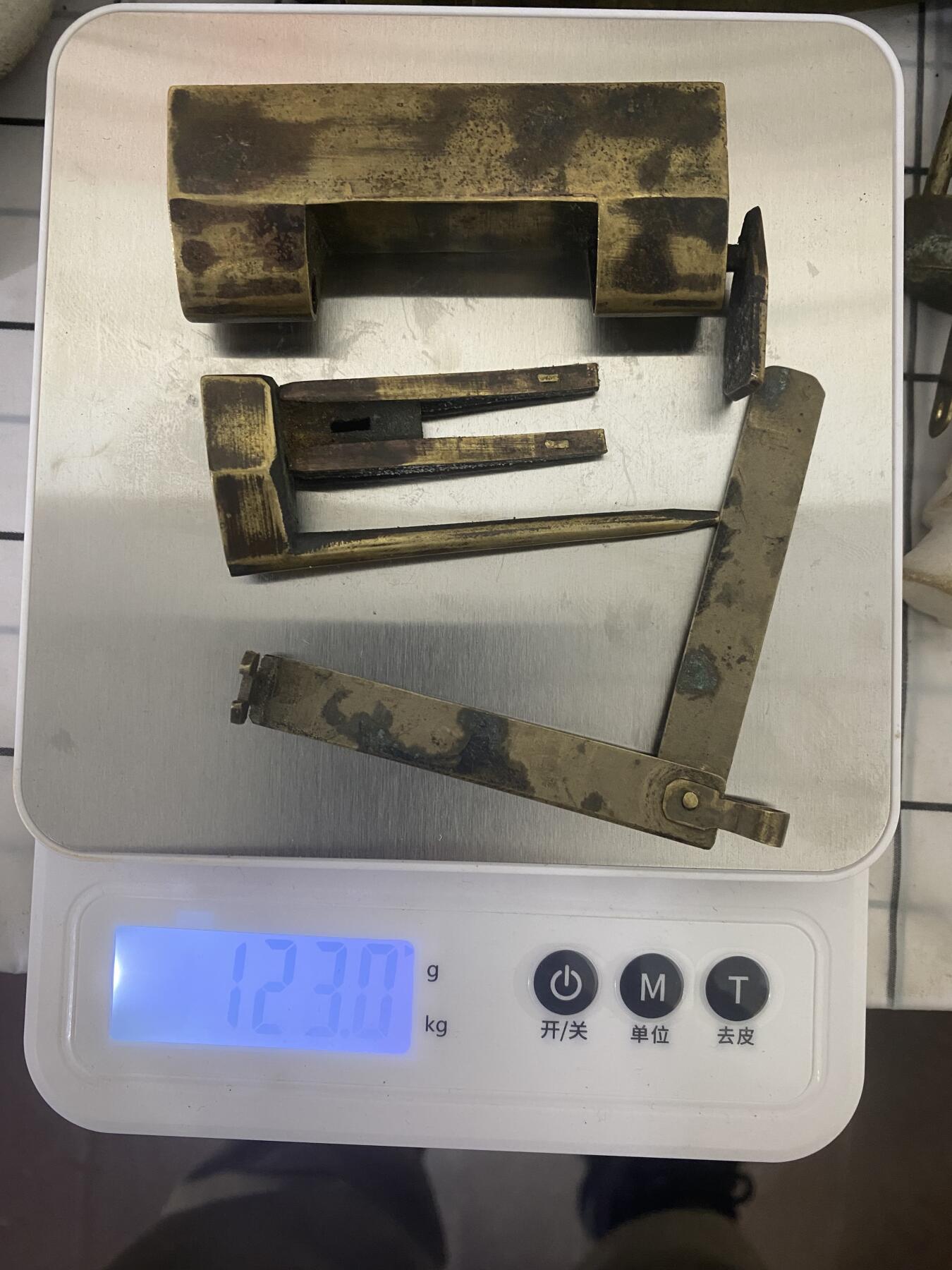 江南站杂件场 清代名家铜锁，钥匙原配带一个钥匙坯，可以打开，带款