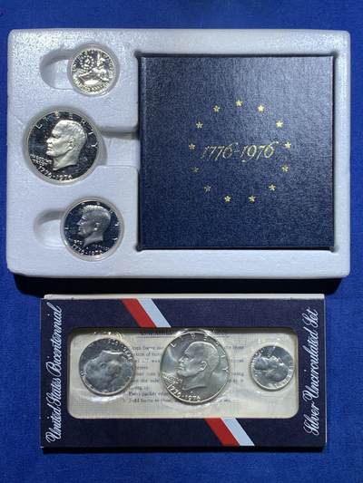 《竞宝斋》第448场 周日，周一，2场连拍 （全场包邮） - 两套一组 美国1976年建国100周年纪念全银套币 普制/精制 精制的带出场泡沫包装 保存得非常好 一步到位