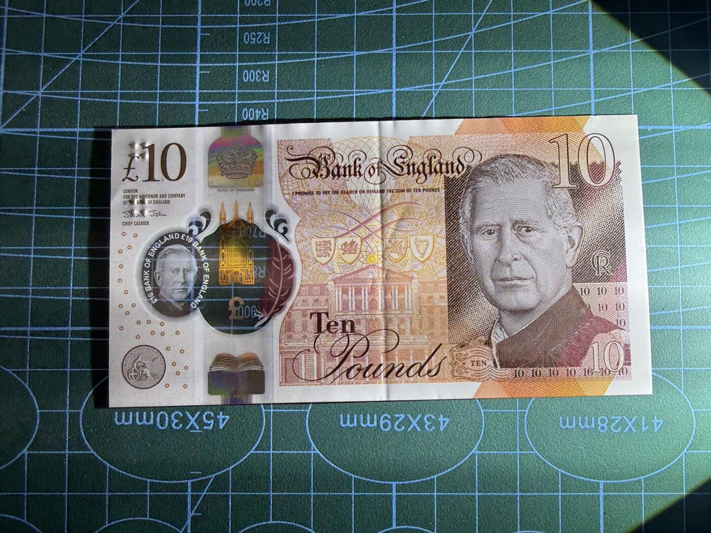 【炜奕收藏】，第五十三期 英国查尔斯10镑，AU品相，号码无47