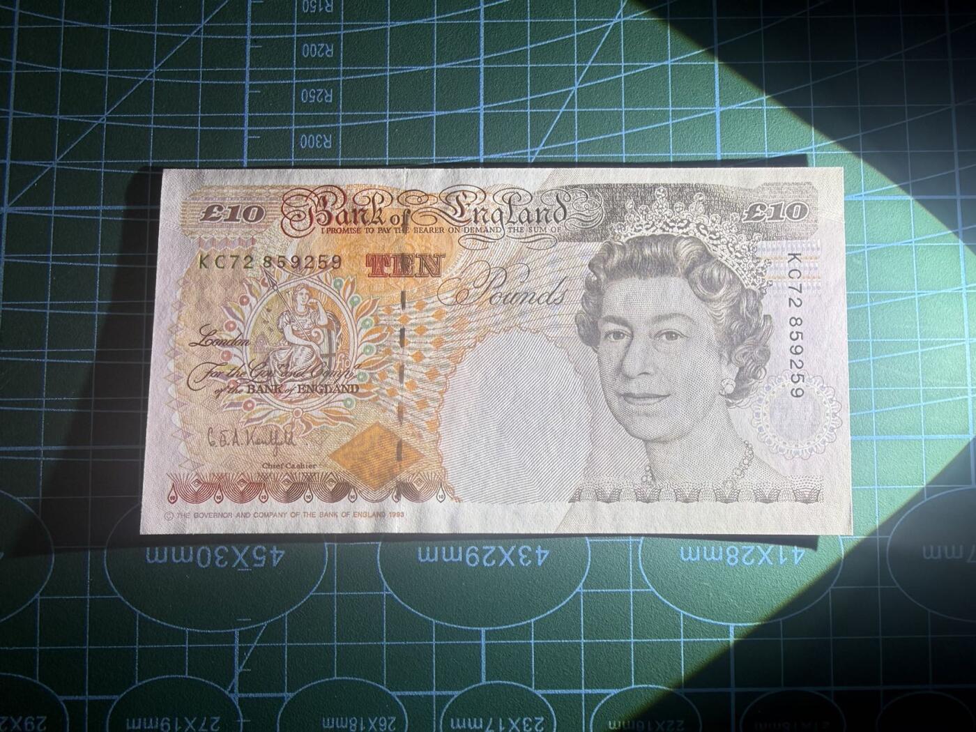 【炜奕收藏】，第五十三期 英国E序列初版10镑数字版，UNC品相，边缘潮斑