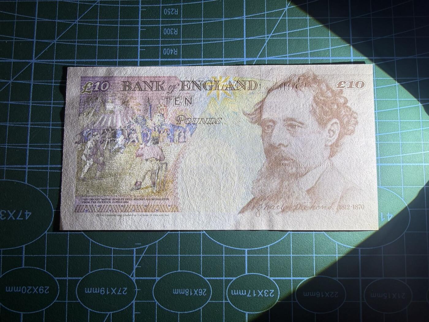 【炜奕收藏】，第五十三期 英国E序列初版10镑数字版，UNC品相，边缘潮斑