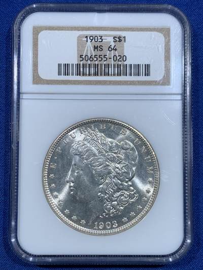 《竞宝斋》第448场 周日，周一，2场连拍 （全场包邮） - NGC MS64 美国 1903年 1美元 摩根银币 后期较少年份 底板强光 NGC早期六位数编号老盒