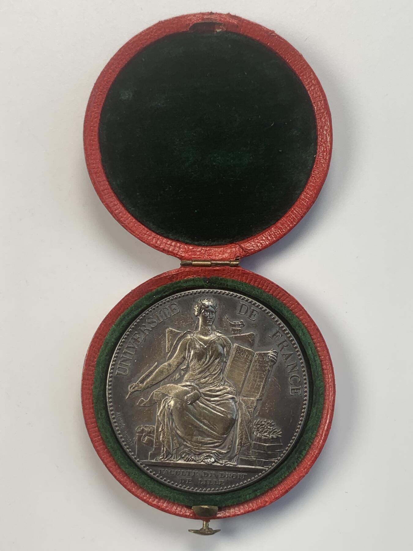 掌中浮雕-藏着的欧洲第046场 1894年法国里尔法学院颁发的银质奖章，45.5mm，50.3g，大师DUBOIS作品，品相包浆好