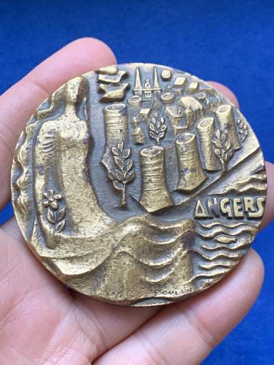 《竞宝斋》第448场 周日，周一，2场连拍 （全场包邮） - 法国昂热市橄榄球俱乐部75周年纪念章 149.7克 64.5mm 三角铜标