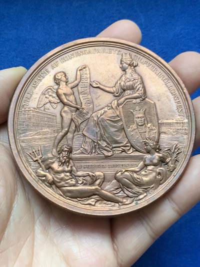 《竞宝斋》第448场 周日，周一，2场连拍 （全场包邮） - 瑞典王室银婚庆典铜质纪念大型铜章，正面一位带翼的天使手持卷轴，卷轴上刻有“1857-1882”字样，正是瑞典国王奥斯卡二世与王后索菲亚结婚25周年的银婚纪念。194.6克，76.8mm