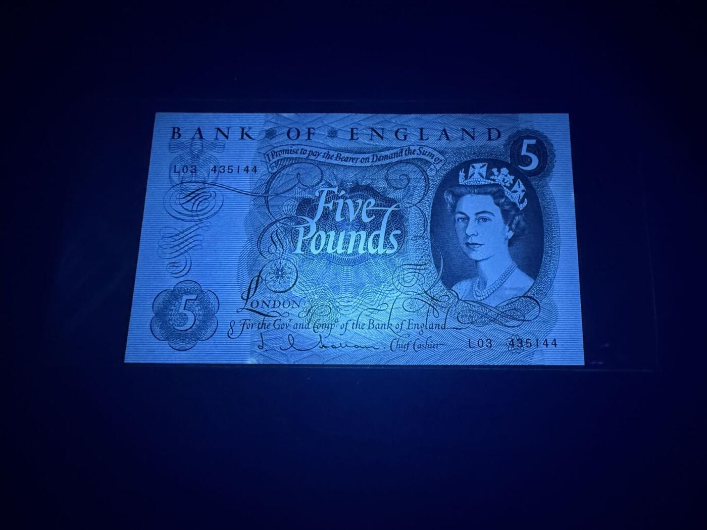【炜奕收藏】，第五十三期 英国C序列5镑，UNC品相，下方有一个潮点