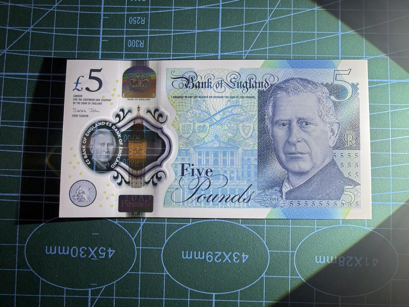 【炜奕收藏】，第五十三期 英国查尔斯5镑，UNC品相，CA01首发冠号码无47