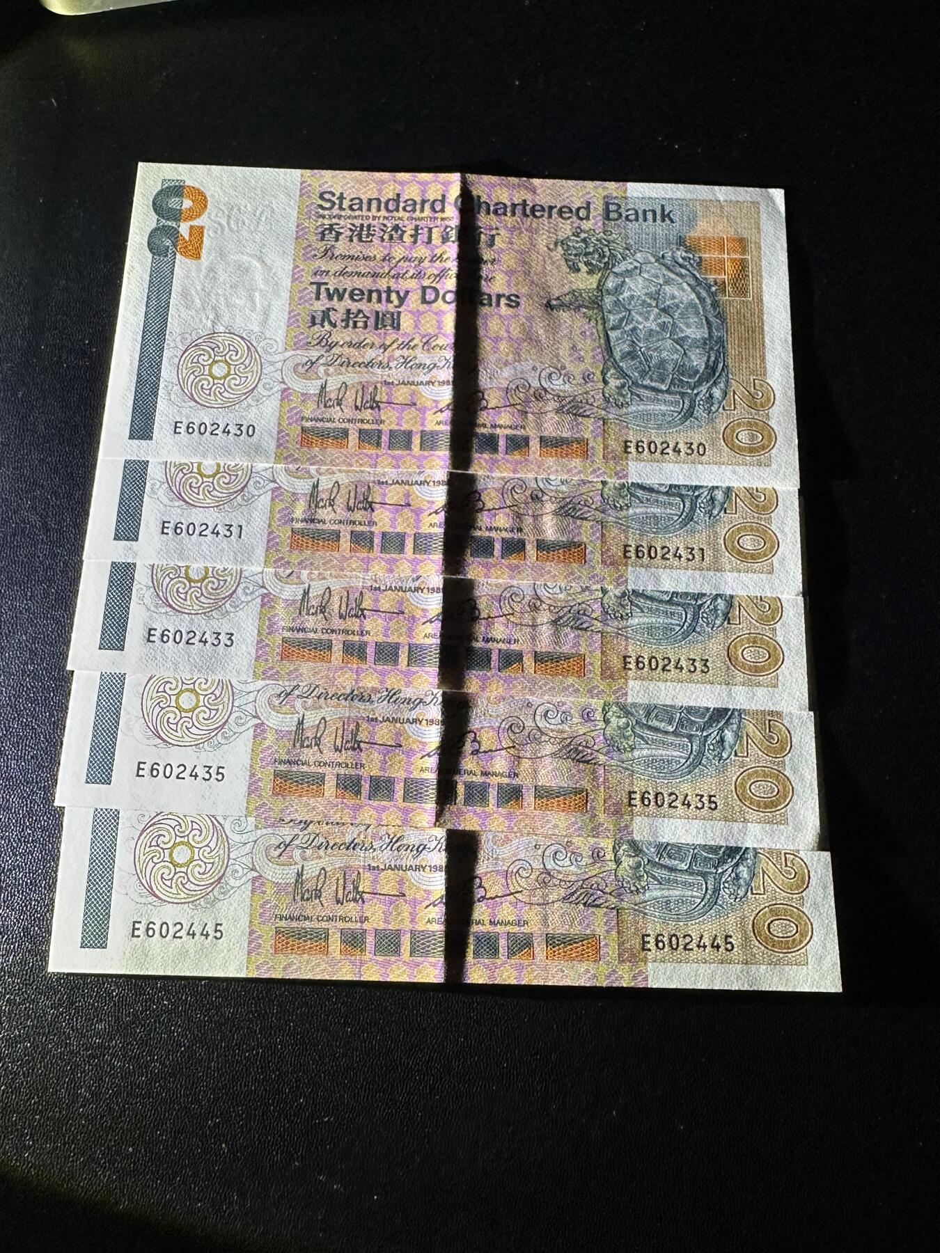 《外钞收藏家》第五百九十四期（畅拍场）（本平台长期征集拍品、欢迎藏友们联系合作） 1985年香港渣打银行20元 五张一起 AU品相 稀少 首年