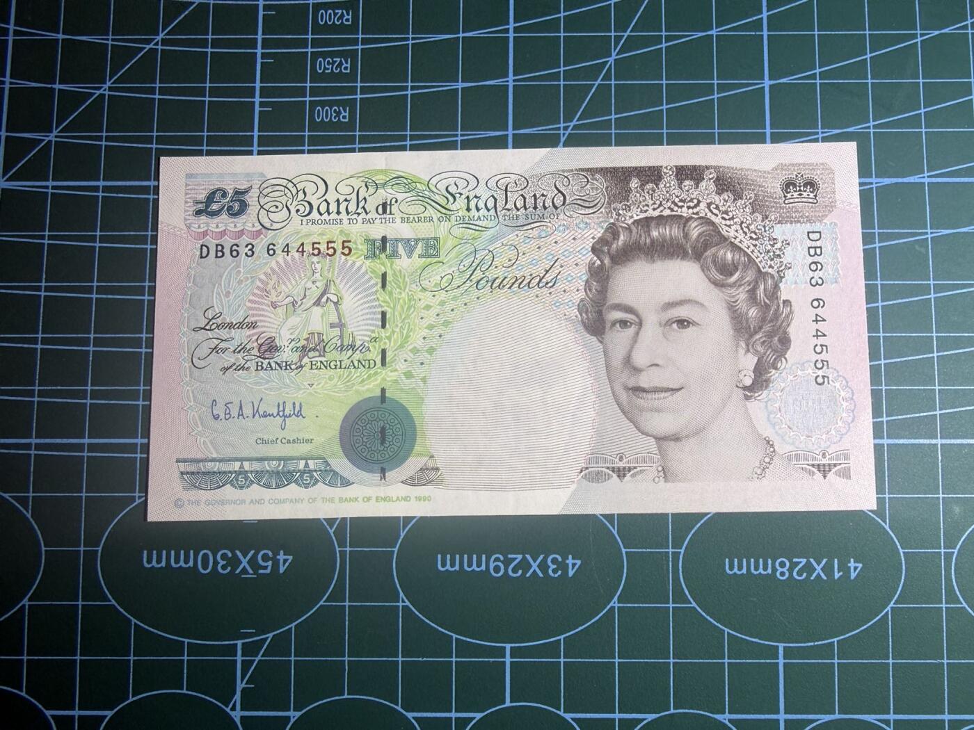 【炜奕收藏】，第五十三期 英国E序列初版5镑皇冠版，UNC品相，豹子号