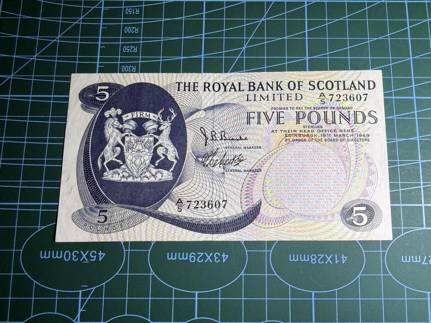 【炜奕收藏】，第五十三期 1969年苏格兰皇家银行5镑，品相如图，上方有一处裂口