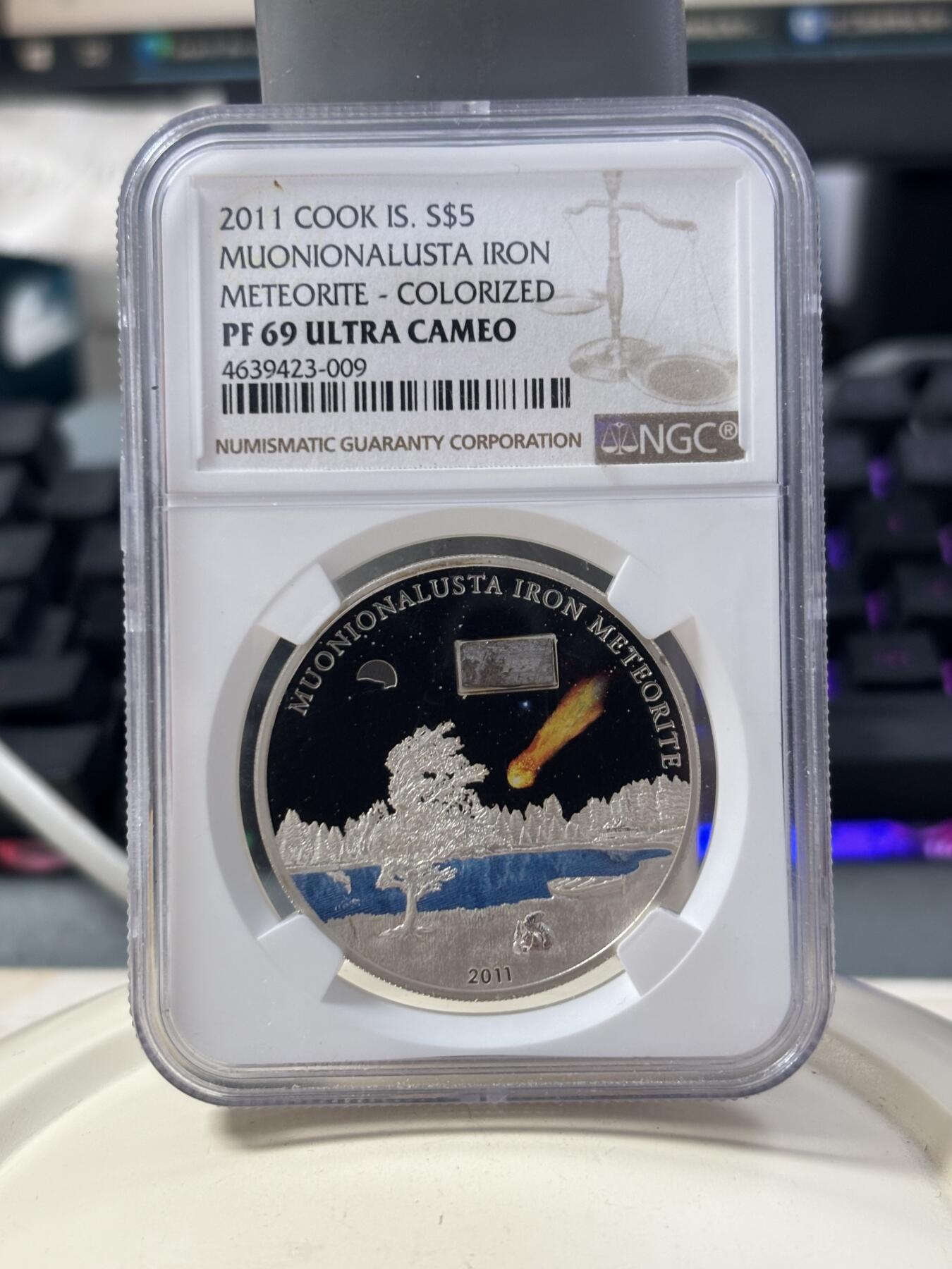 第186期拍卖 库克2011年镶嵌摩尼欧纳路塔镍铁陨石纪念彩色银币NGC-PF69,925银，20克，发行2500枚