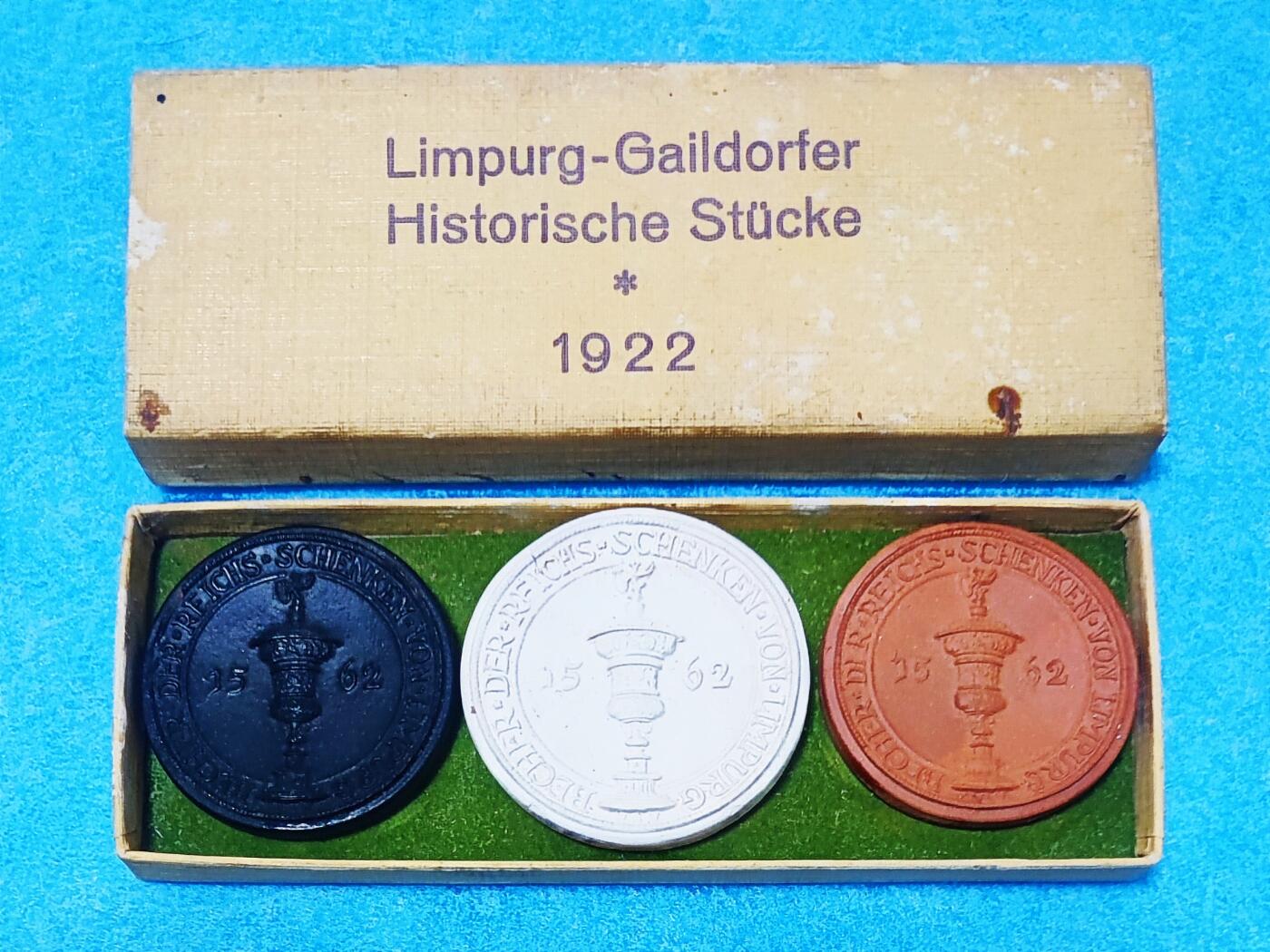 12月14日 🌏全球币章 珍品：1922年，德国，盖尔多夫10马克，陶瓷，紧急币，原盒3枚套，直径约40.5mm，41.5mm，43mm，重约：9g，10g，11g，全套综合近unc品相
