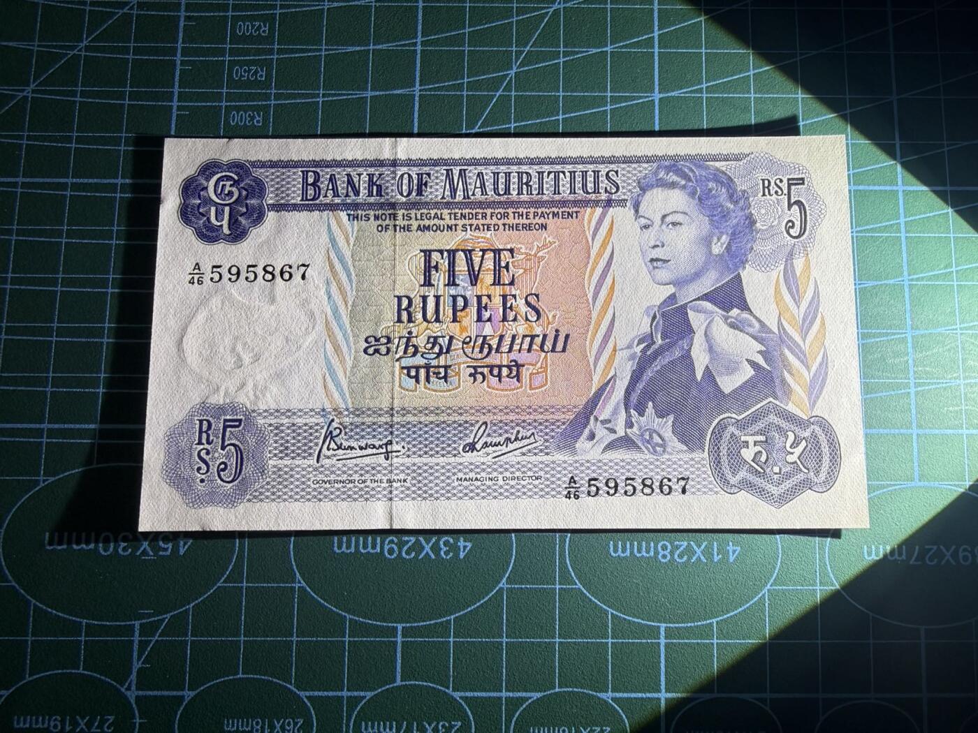 【炜奕收藏】，第五十三期 1967年毛里求斯5卢比，UNC-品相，边缘瑕疵，邮封拆出品相