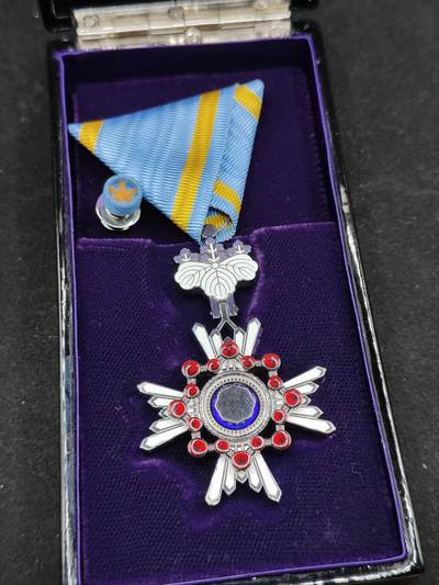 0元起拍勋章 第319期 咸鱼国勋章拍卖专场 12月17日（周三）下午6：00开始 - 日本荣典后 瑞宝单光章 银制带盒略