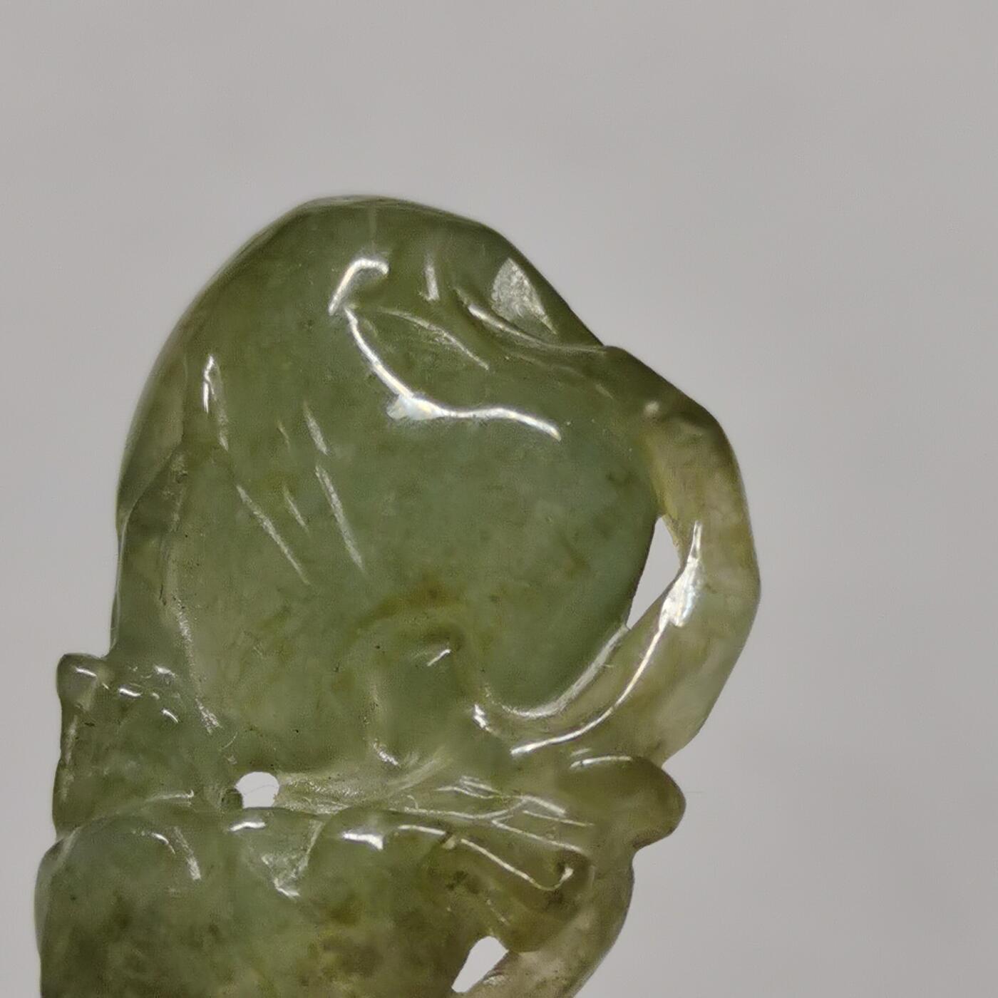 杂件专场89期 清代老玉吊坠，手雕猴和桃