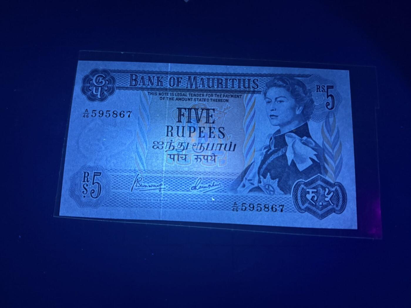 【炜奕收藏】，第五十三期 1967年毛里求斯5卢比，UNC-品相，边缘瑕疵，邮封拆出品相