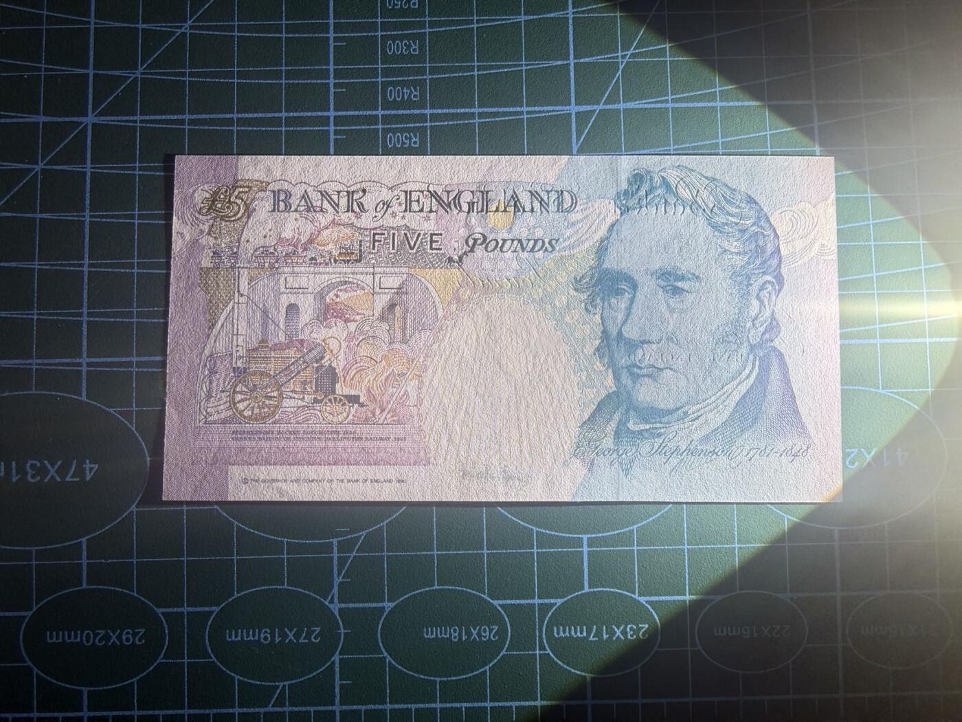 【炜奕收藏】，第五十三期 英国E序列初版5镑皇冠版，UNC品相，豹子号