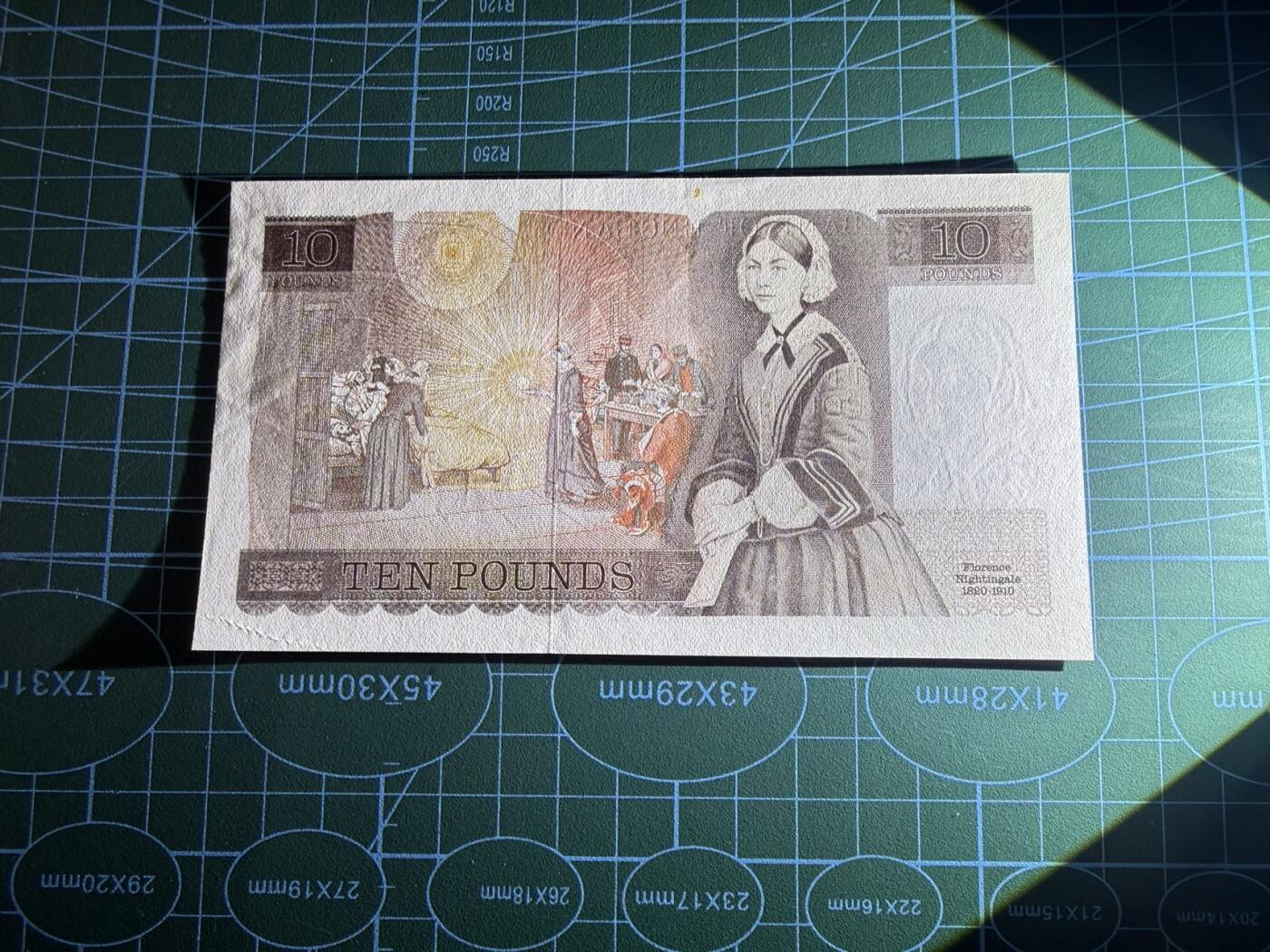 【炜奕收藏】，第五十三期 英国D序列10镑，UNC-品相，有压痕和轻微黄斑，双雕版