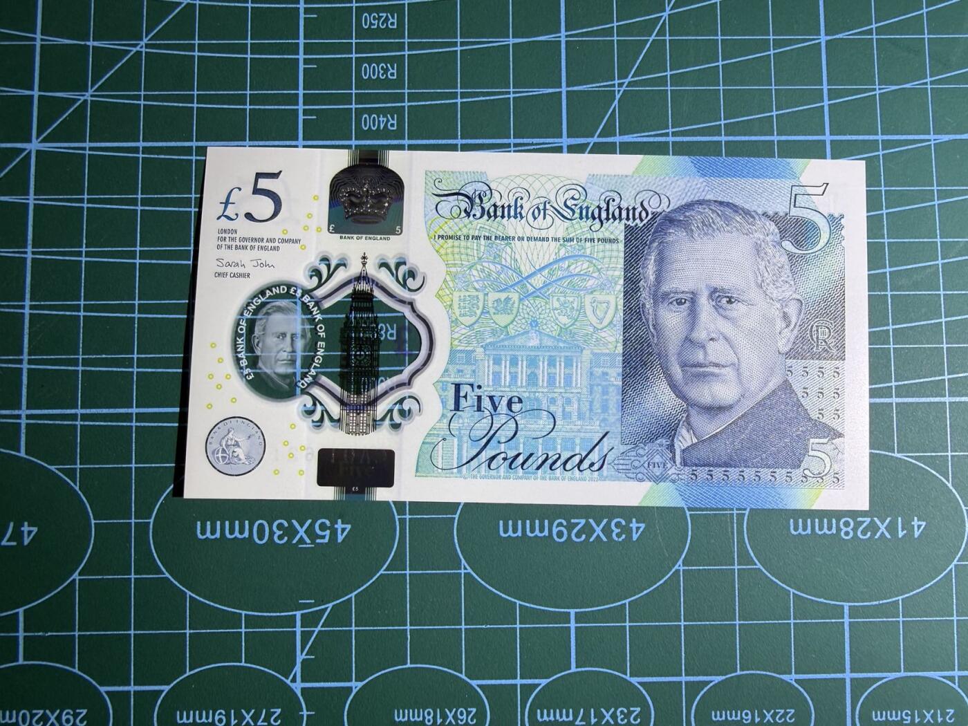 【炜奕收藏】，第五十三期 英国查尔斯5镑，UNC品相，CA01冠号码无47