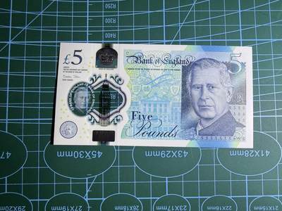 【炜奕收藏】，第五十三期 - 英国查尔斯5镑，UNC品相，CA01冠号码无47