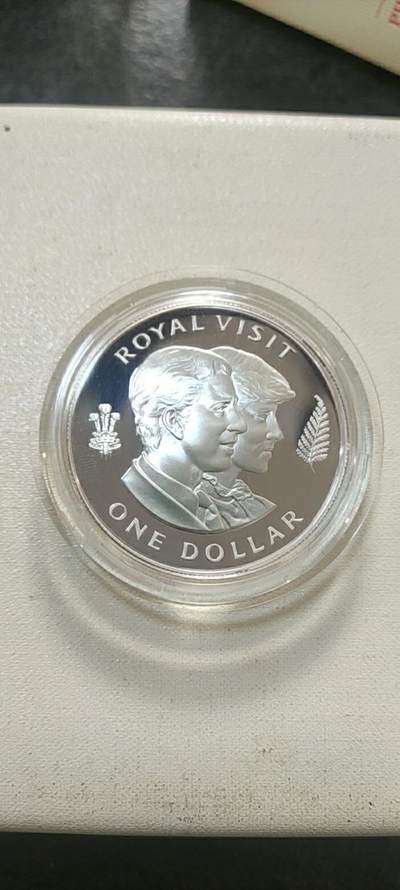 第184期拍卖 - 新西兰1983年皇室访问1元精制纪念银币 查尔斯王子及黛安娜王妃访问精制27.216克纪念银币 品相完好925银 原盒带证书【银价352】 
