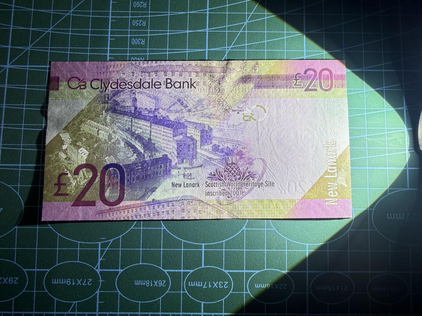 【炜奕收藏】，第五十三期 2015年苏格兰克莱斯戴尔银行20镑，UNC-品相，有潮斑