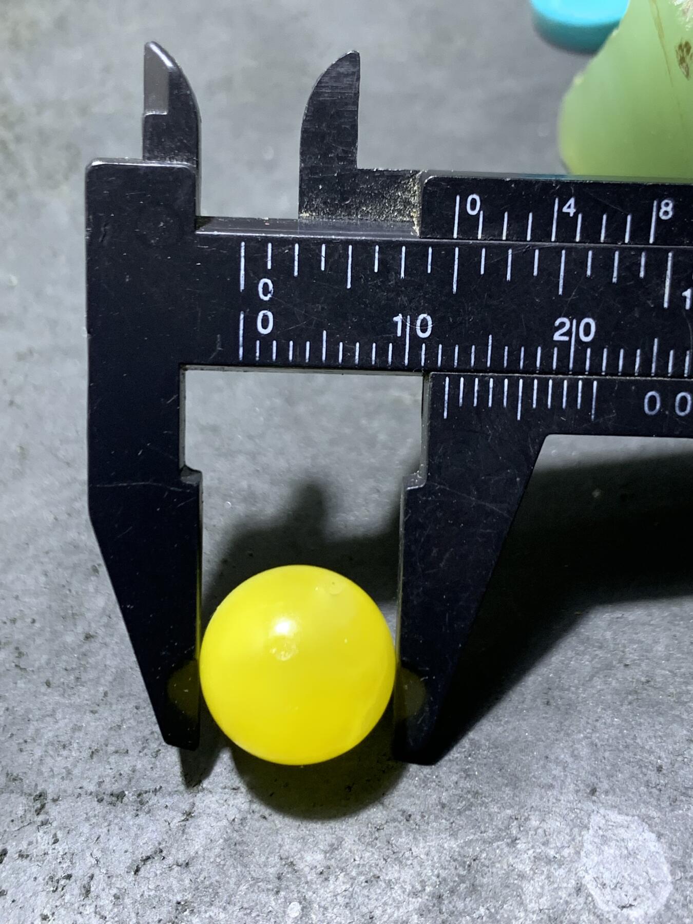 天然乌克兰原矿蜜蜡通货圆珠一颗，