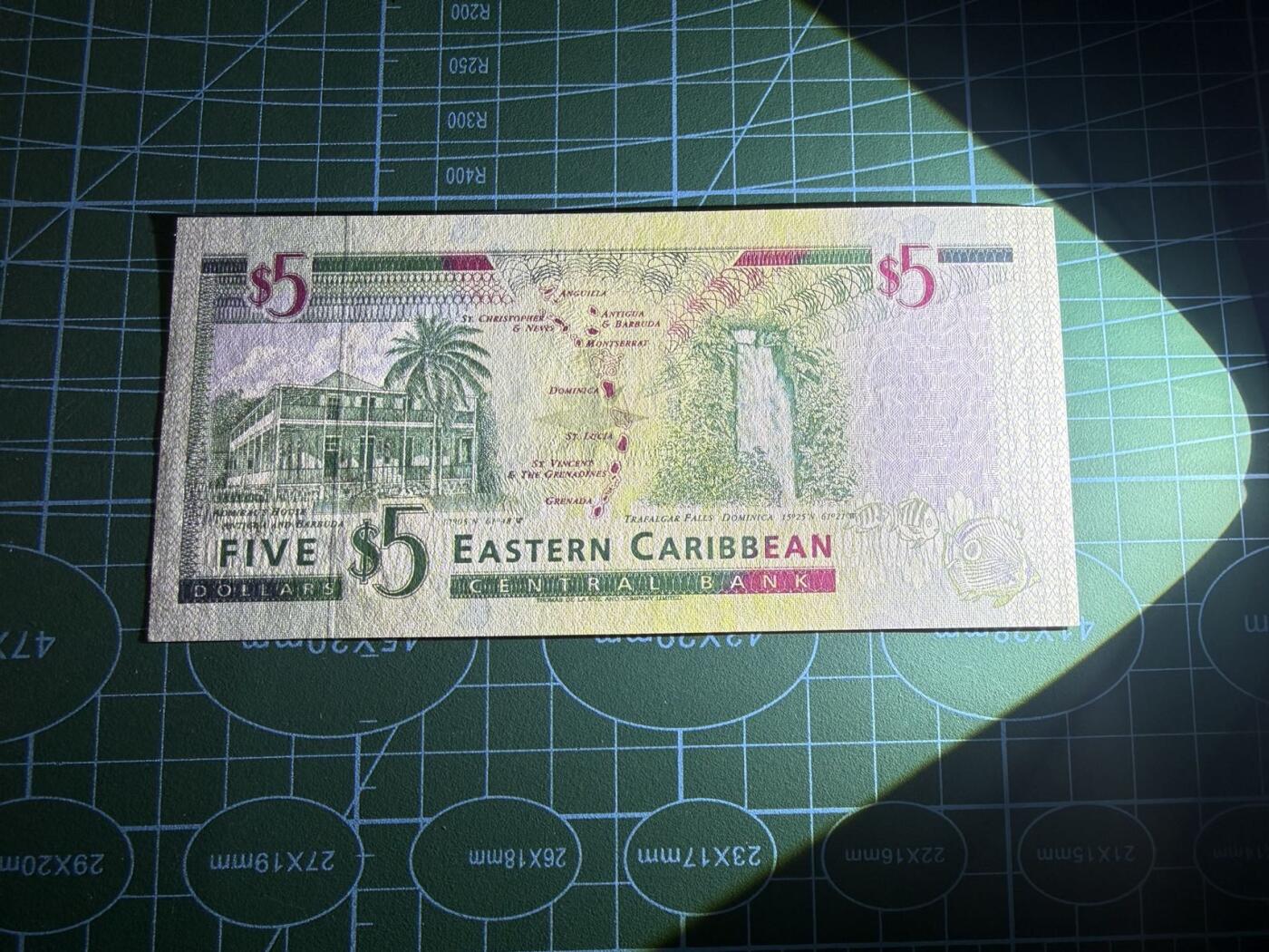 【炜奕收藏】，第五十三期 1994年东加勒比5元，UNC品相，字母A安提瓜