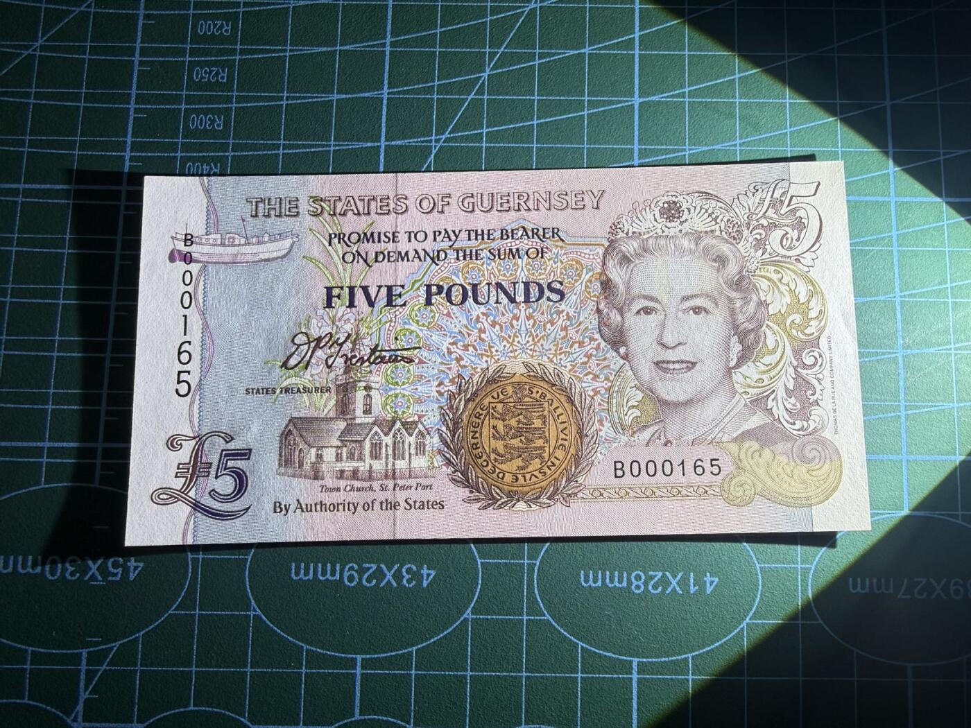 【炜奕收藏】，第五十三期 1996年根西岛5镑，UNC品相，稀少a版无347百位号