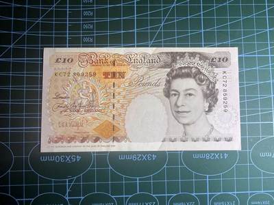 【炜奕收藏】，第五十三期 - 英国E序列初版10镑数字版，UNC品相，边缘潮斑