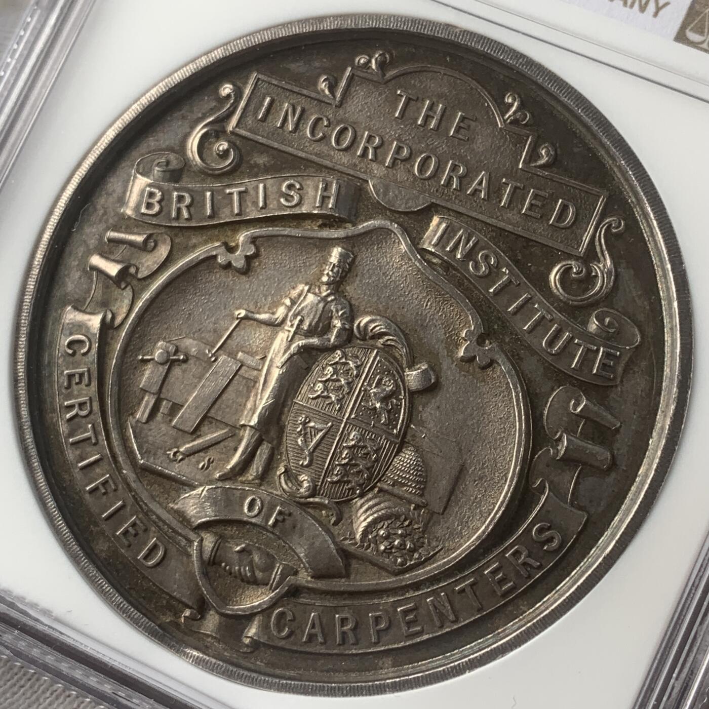 掌中浮雕-藏着的欧洲第046场 NGC MS62 ：1914年英国注册木匠联合机构The Incorporated British Institute of Certified Carpenters颁发的银质奖章，45mm