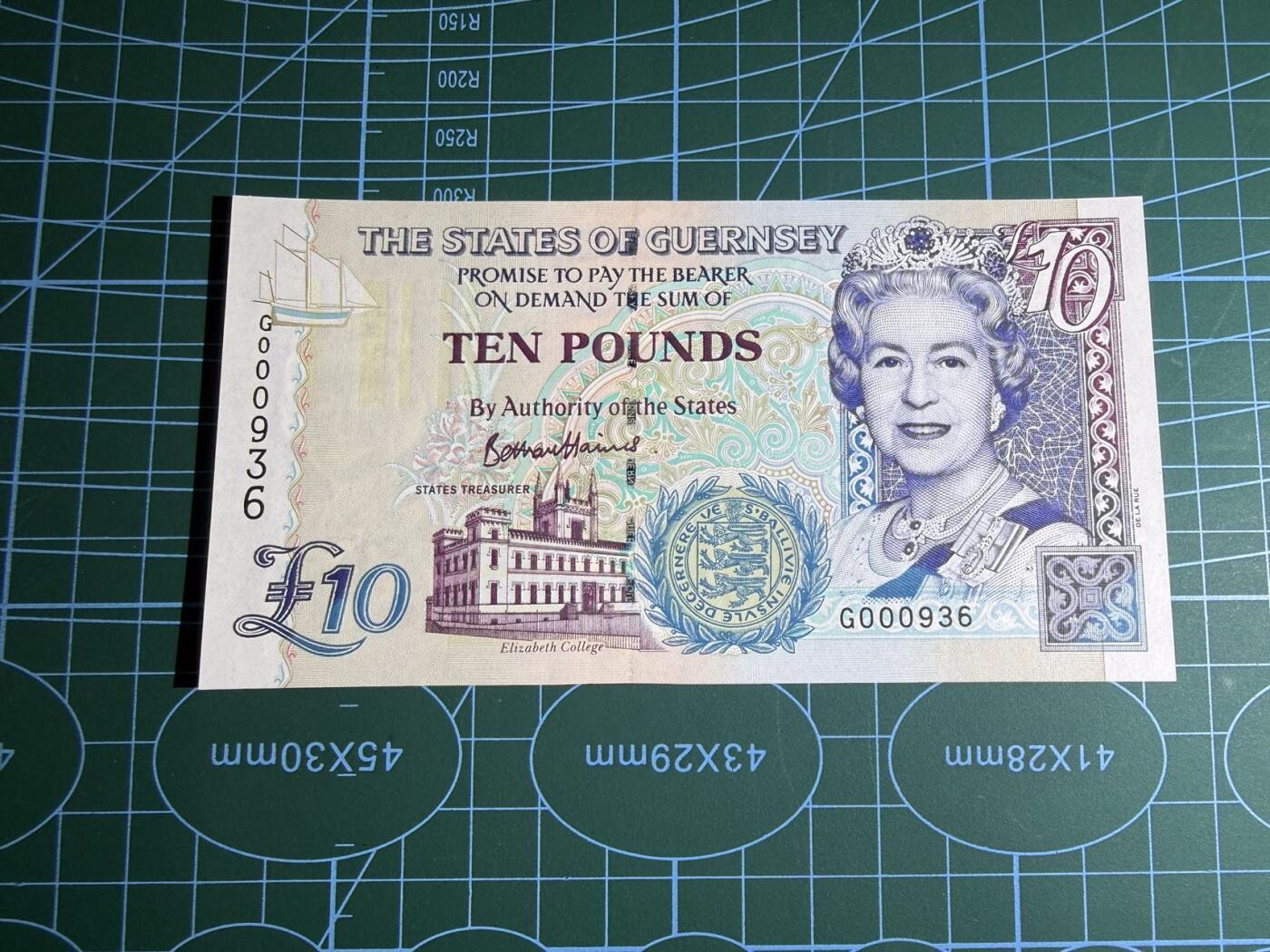 【炜奕收藏】，第五十三期 2015年根西岛10镑，UNC品相，号码无47百位号