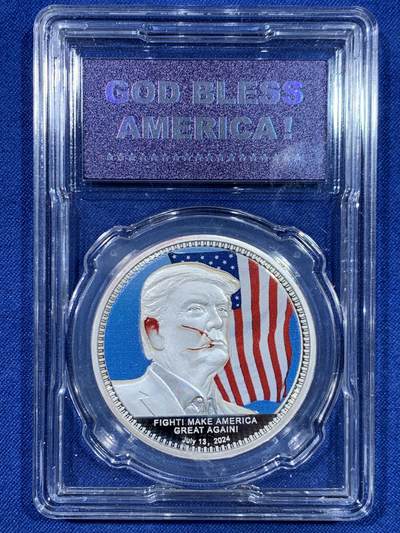 《竞宝斋》第448场 周日，周一，2场连拍 （全场包邮） - 2024年美国总统特朗普被袭纪念章 (传说大国造币厂制造) 盒子封装 材质不明 克朗大小