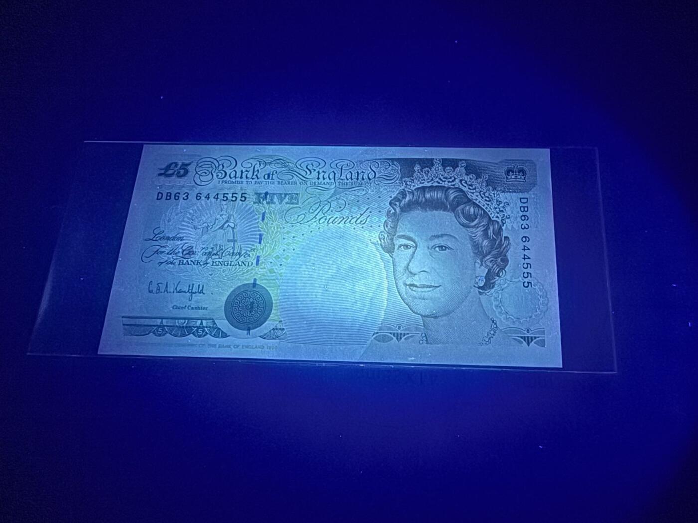 【炜奕收藏】，第五十三期 英国E序列初版5镑皇冠版，UNC品相，豹子号