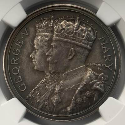 掌中浮雕-藏着的欧洲第046场 - NGC MS64 ：1911年乔治五世和玛丽加冕纪念银章，由章牌大师F. Bowcher设计制作。36mm