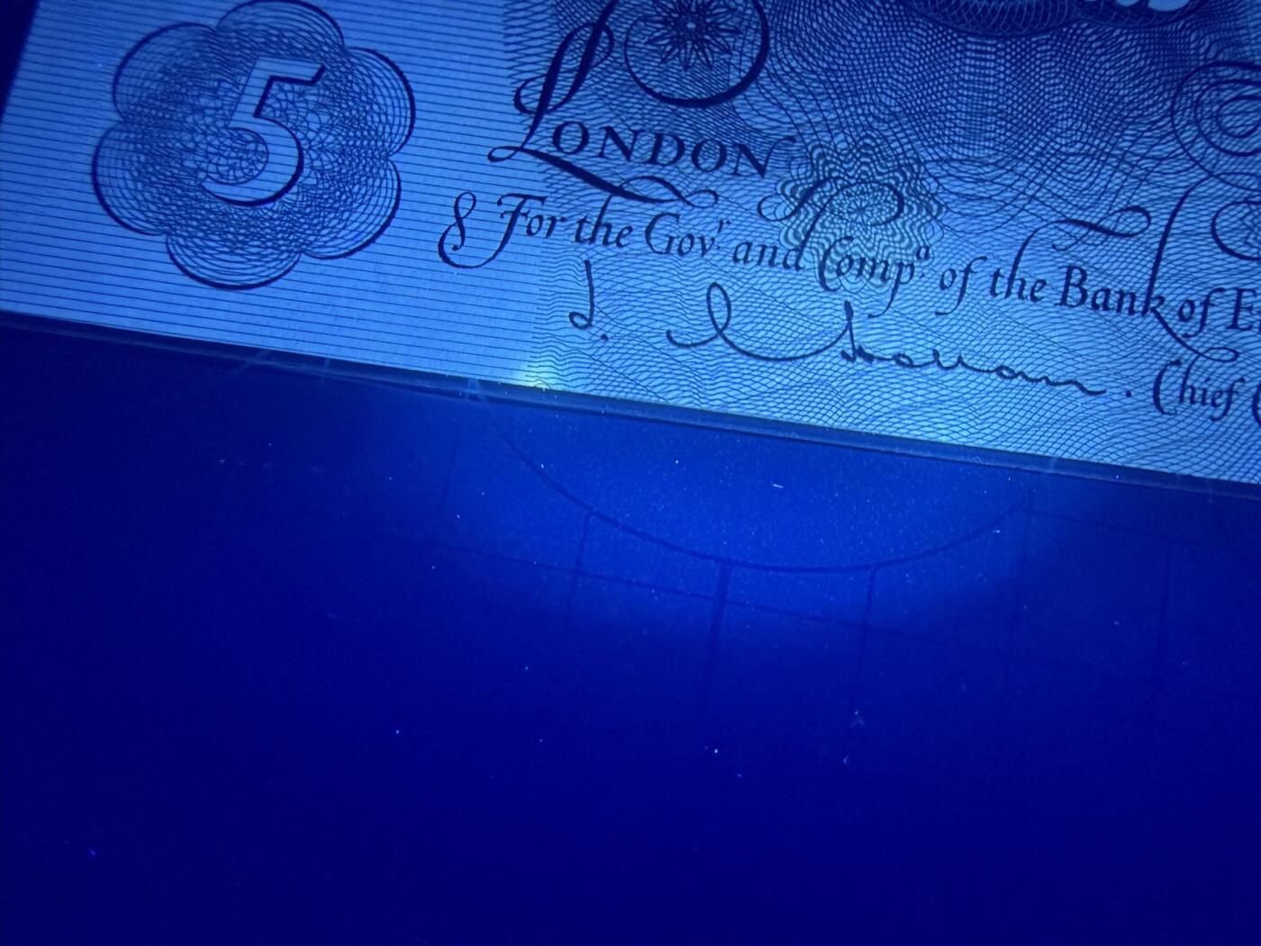 【炜奕收藏】，第五十三期 英国C序列5镑，UNC品相，下方有一个潮点